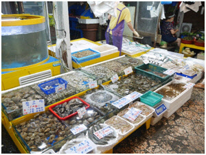 싱싱한 제철 해산물이 가게마다 진열돼있다. 한국간편결제진흥원 제공